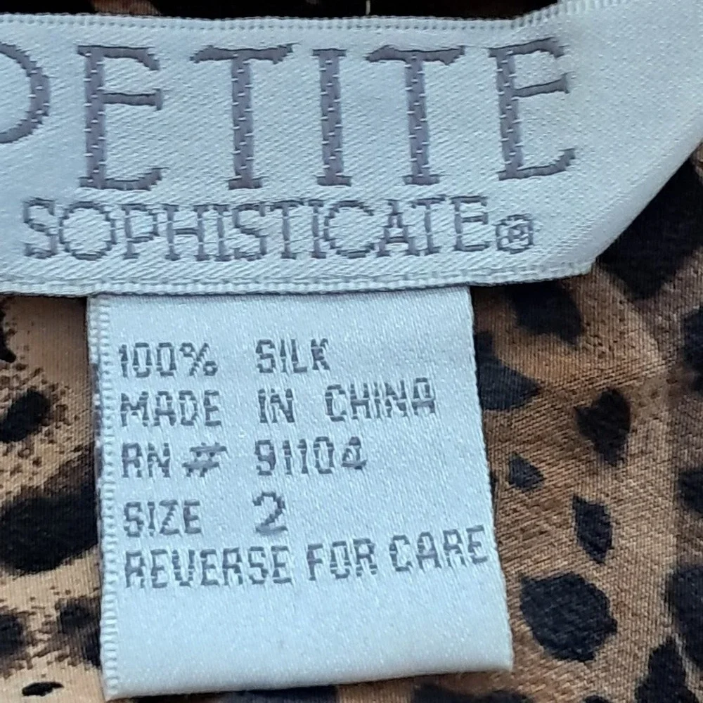 Vtg‎ PETITE SOPHISTICATE 2 Lux 100% Silk Fitted Animal Print Blouse Back Button - Picture 8 of 8